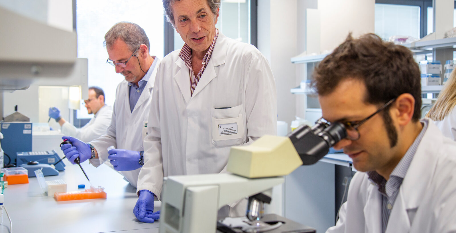 Ricercatori al lavoro in laboratorio
