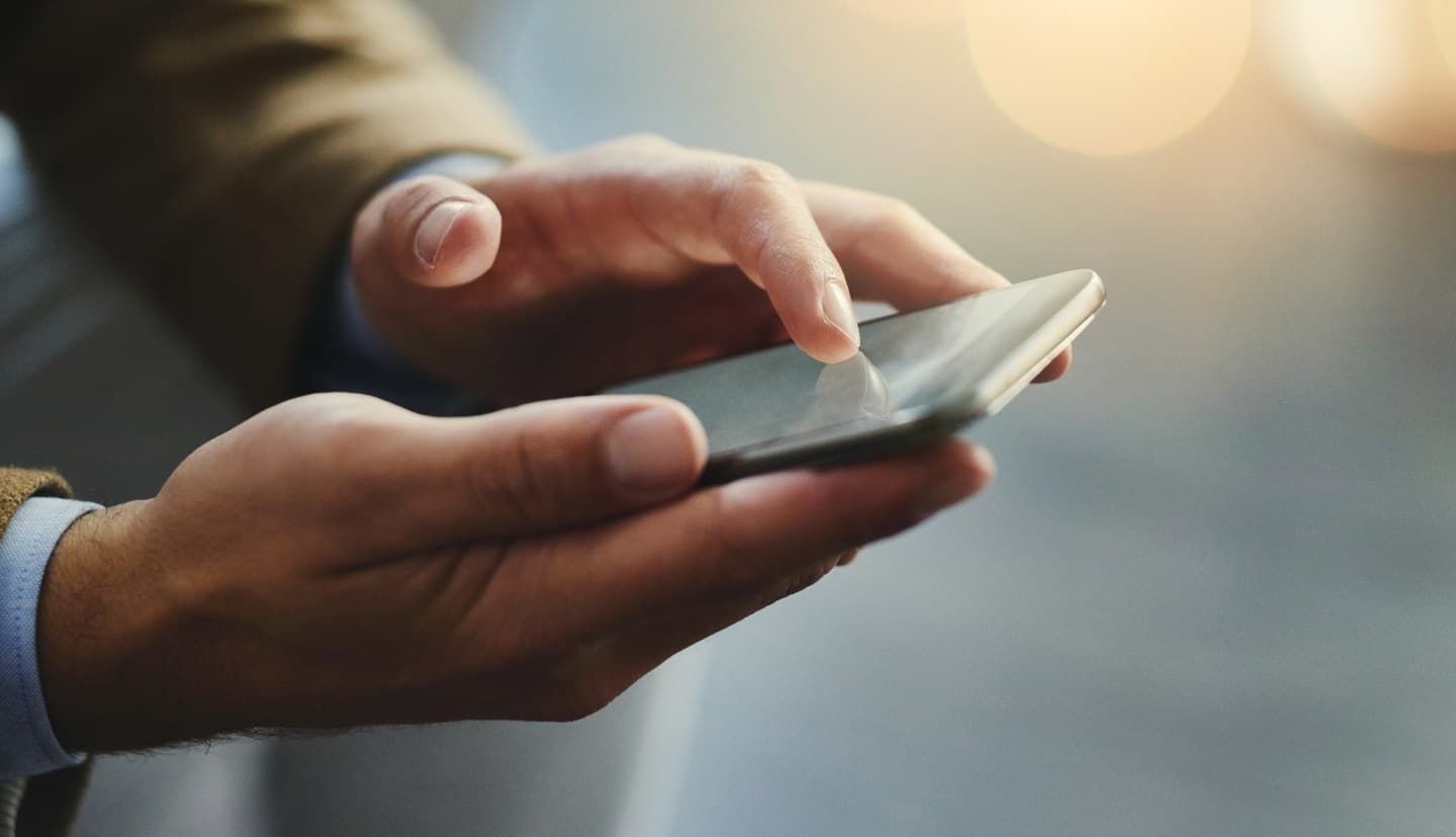 Mani che usano uno smartphone