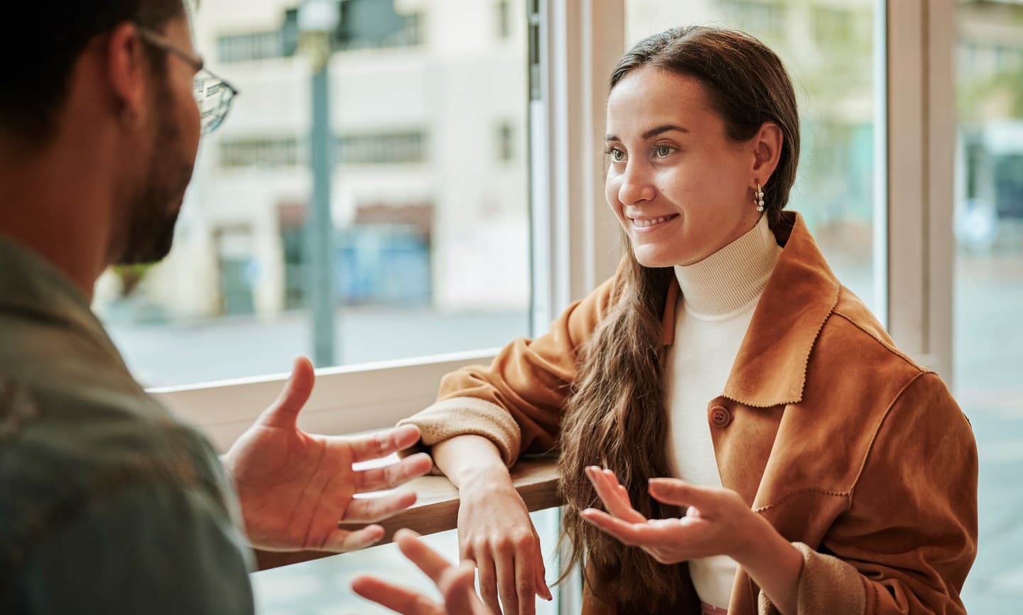 Due persone che dialogano sorridendo