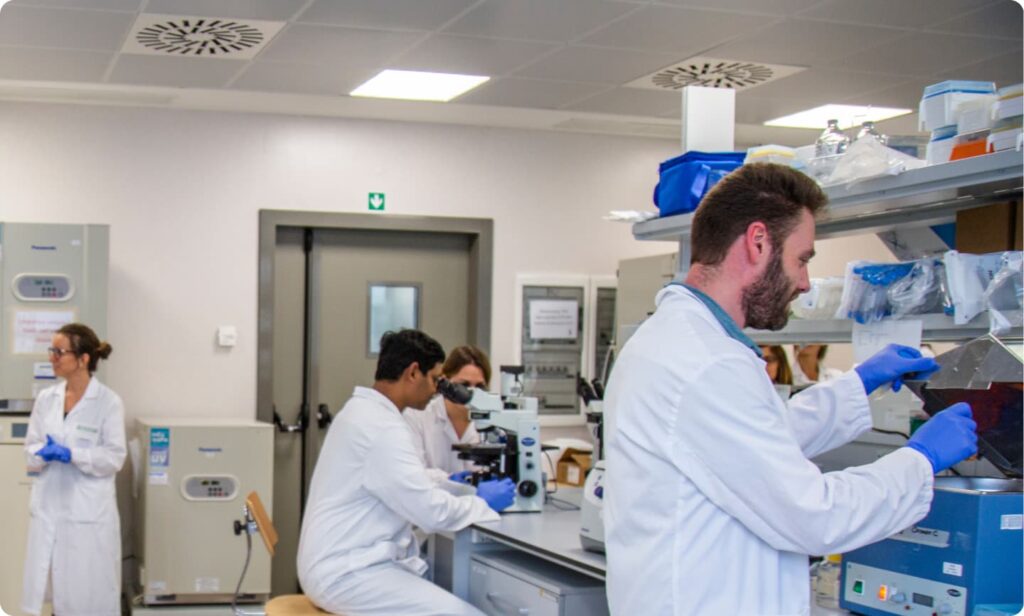 Giovani ricercatori al lavoro nei laboratori Humanitas