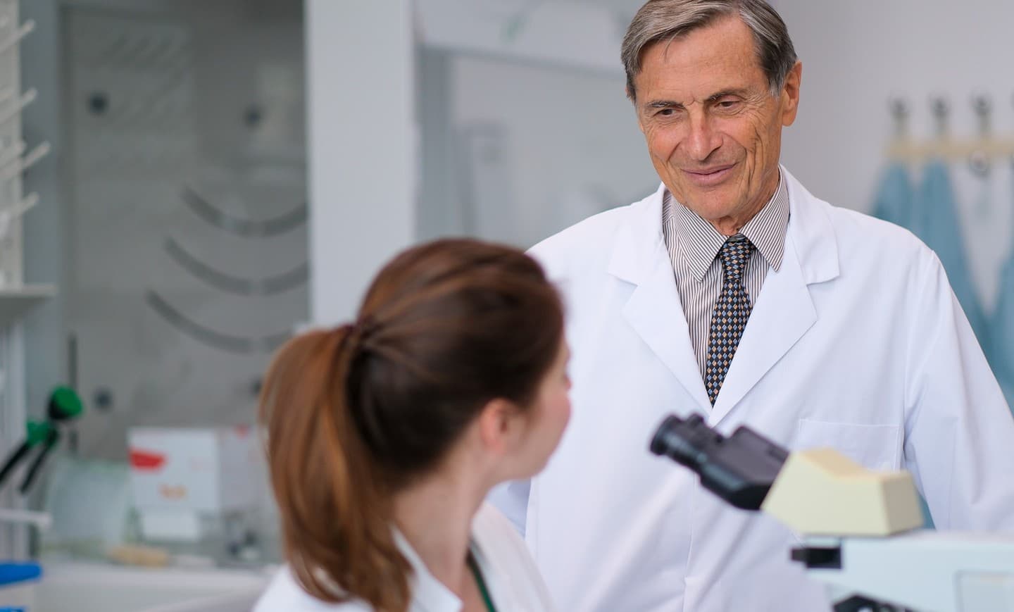 Medico e ricercatrice al microscopio