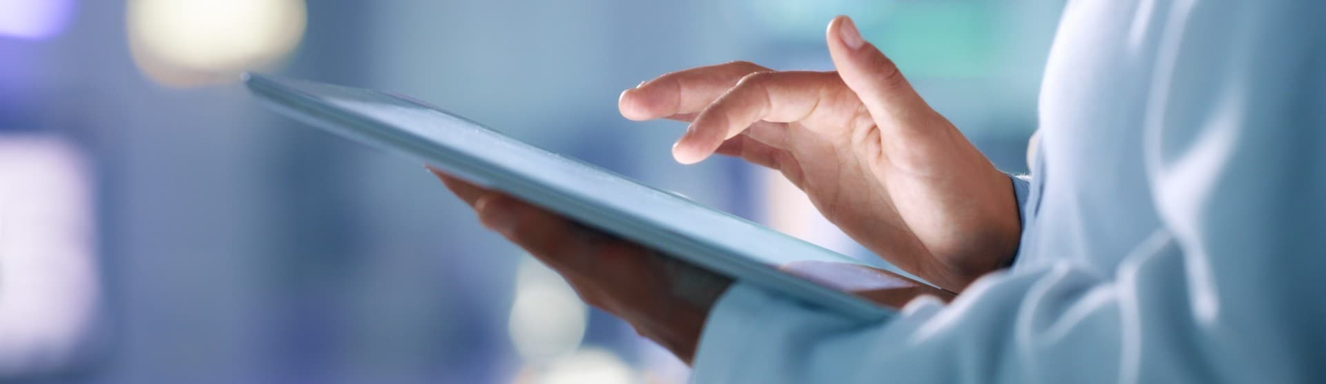 Ricercatrice con un tablet in laboratorio