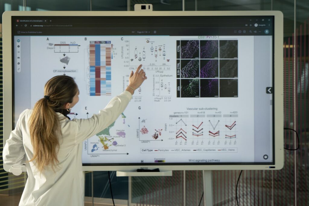 Ricercatrice che illustra i dati di uno studio su una lavagna