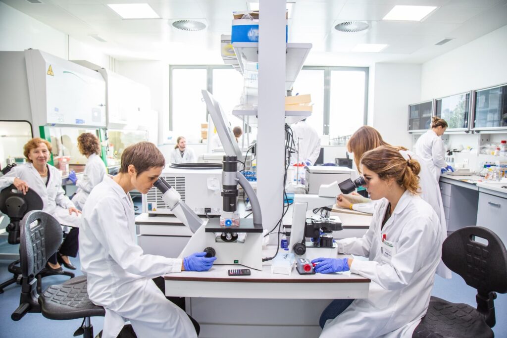 Ricercatrici al microscopio nei laboratori Humanitas