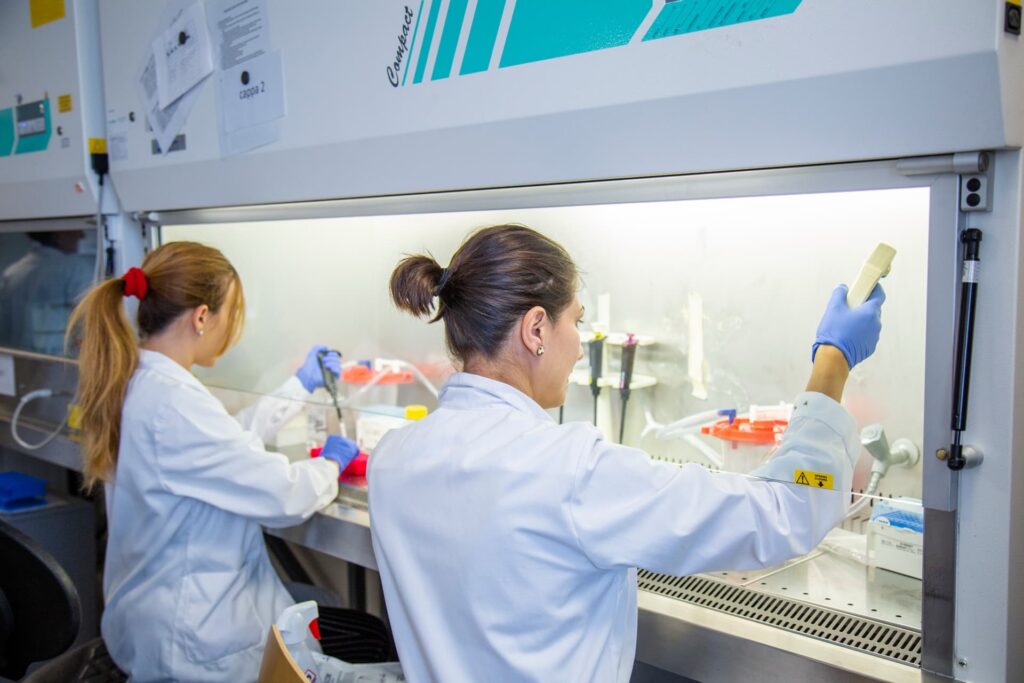 Ricercatrice al lavoro sotto la cappa del laboratorio