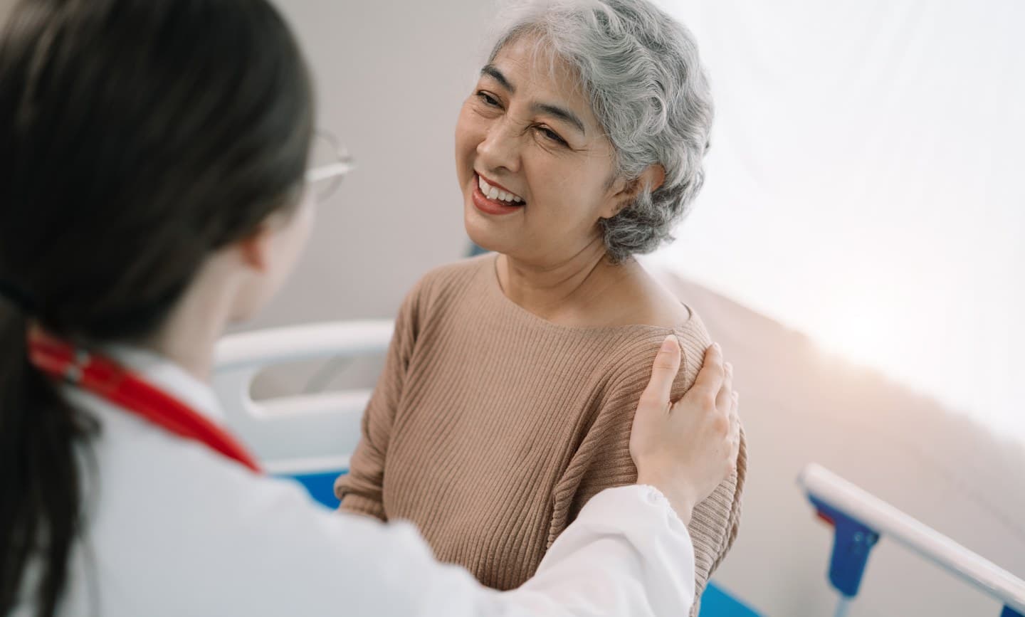Dottoressa visita una paziente sorridente