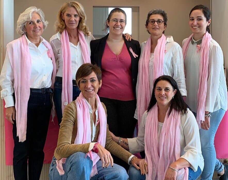 Le donne di Sorrisi in Rosa con le sciarpe rosa