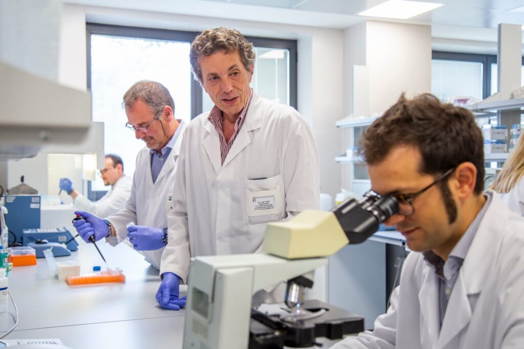 Ricercatori al lavoro in laboratorio
