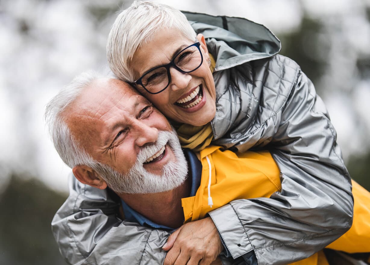 Coppia di senior sorridenti, programma Argento Vivo
