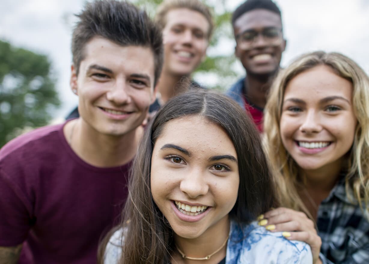 Gruppo di giovani sorridenti, programma Yellow Young